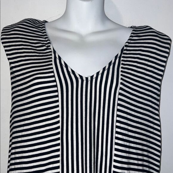 EVEREVE Laney Black + White Striped Structured Padded Shoulder Sleeveless Top-M - Picture 3 of 10
